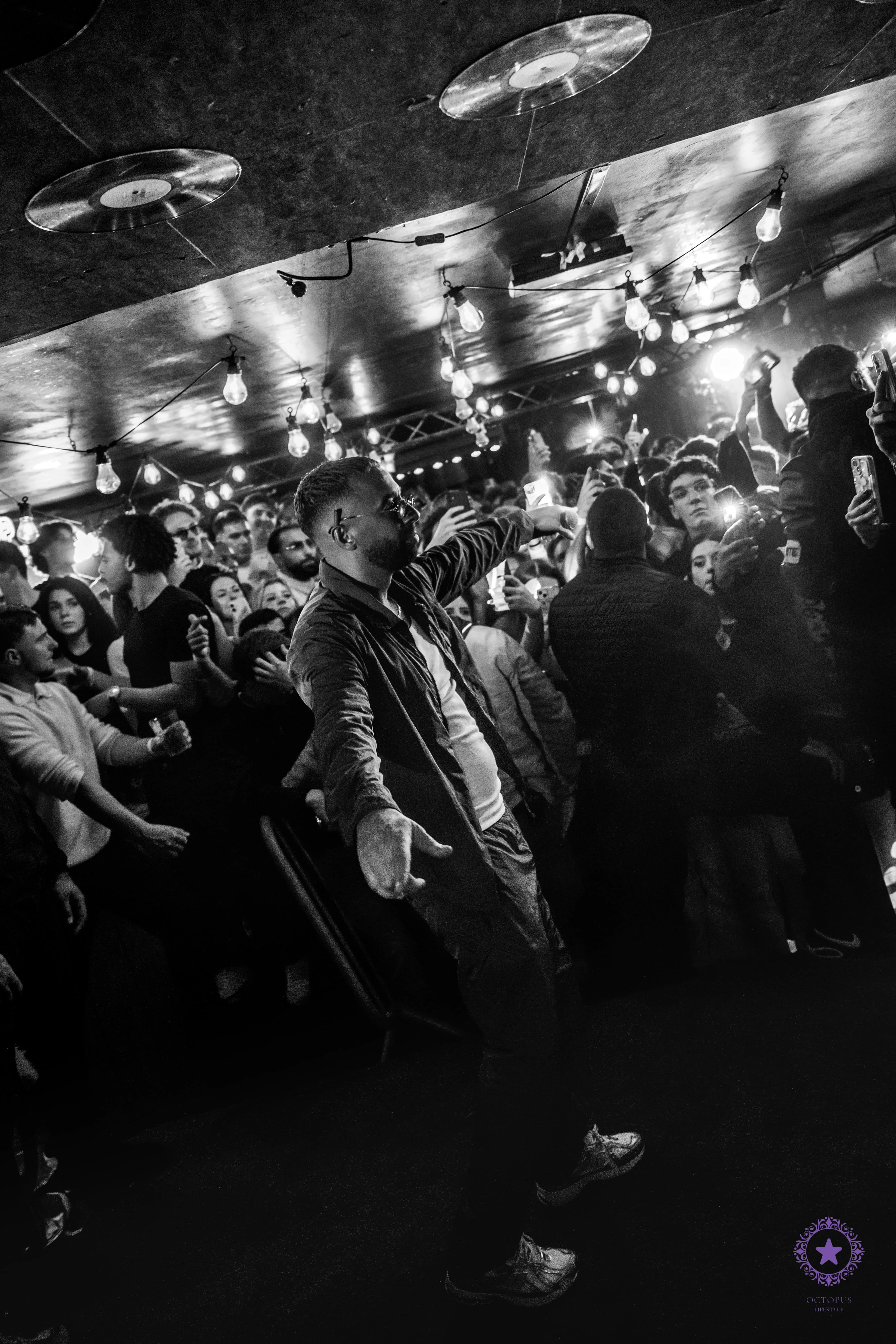 Concert NAPS - Rappeur sur scène devant la foule en ébullition